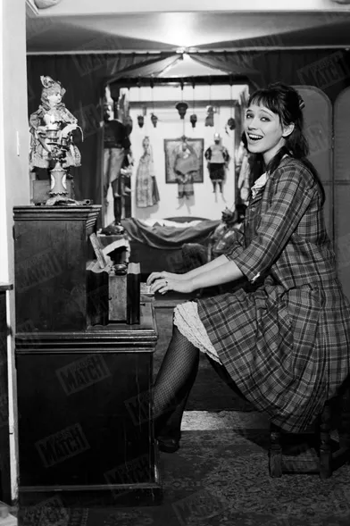 Anna Karina pose pour Paris Match, dans son appartement près de la place Saint-Michel à Paris, en janvier 1963.