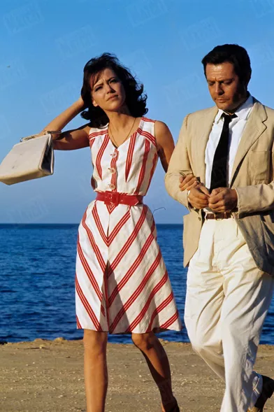 Anna Karina avec Marcelo Mastroianni sur le tournage du film &quot;L'Etranger&quot; du réalisateur Luchino Visconti, à Alger en février 1967.