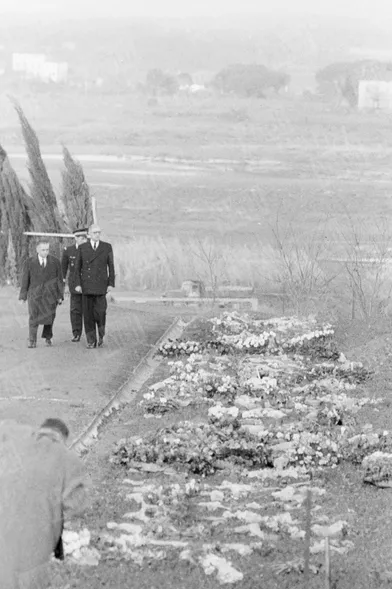 Le président Charles de Gaulle sur les lieux du drame du barrage de Malpasset à Fréjus, qui a fait 423 morts le 2 décembre 1959.