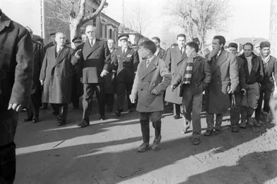 Le président Charles de Gaulle sur les lieux du drame du barrage de Malpasset à Fréjus, qui a fait 423 morts le 2 décembre 1959.