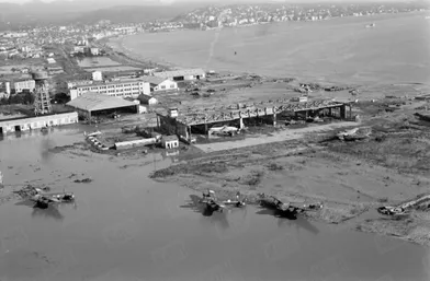 « La plage a disparu sous la boue que jonchent maintenant les avions de la base voisine de l'aéronavale. Certains même, emportés au large, ont sombré.» - Paris Match n°557, 12 décembre 1959.