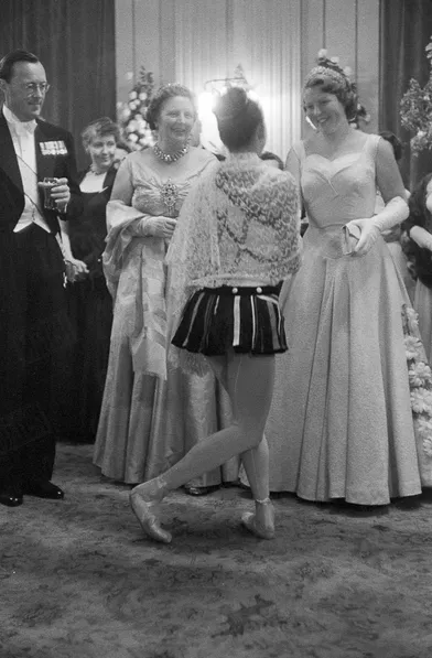 « Beatrix, devenue plus qu'une héritière, a droit à la révérence d’une danseuse. » - Paris Match n°379, 14 juillet 1956