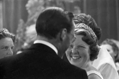 « Cette photo est celle d’un dénouement heureux. Entre le digne visage du prince et celui douloureux d’une reine qui confia son enfant à un guérisseuse, le sourire de la jeune fille qui ramena l’entente. » - Paris Match n°379, 14 juillet 1956