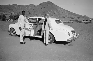 « Chaque jour. B.B. abandonne sa Rolls à 20 km d'Almeria, là où commence le désert. Plus de route carrossable. Elle prend une jeep de la production.» - Paris Match n°981, 27 janvier 1968