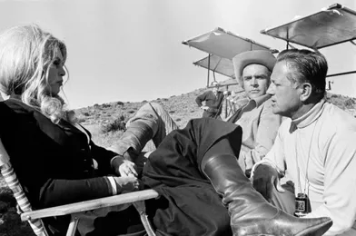 Sean Connery et Brigitte Bardot avec Edward Dmytryken janvier 1968 sur le tournage de « Shalako ».