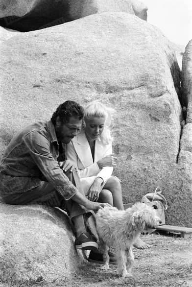Catherine Deneuve et Marcello Mastroianni sur le tournage du film « Liza » de Marco Ferreri, en Corse en juillet 1971.