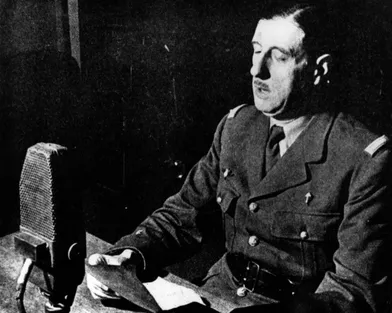 Le 18 juin 1940, sur les ondes de la BBC, le général de Gaulle appelle tous les Français à la résistance contre l’occupation allemande. Il n’existe aucune image de cet appel. Cette photo, fréquemment utilisée pour illustrer ce célèbre discours, aurait été prise en même temps qu’une version filmée, tournée en juillet de la même année.