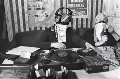 Des animateurs de Radio Mirabelle devant leurs appareils durant une émission pirate, diffusée le 9 septembre 1979 depuis Nancy.