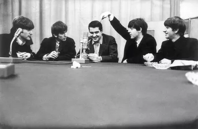 En février 1964, à l’occasion de leur premier passage à l’Olympia, les Beatles, John Lennon, George Harrison, Paul McCartney et Ringo Starr sont invités à participer en direct à l’émission de Daniel Filipacchi «Salut les copains » sur Europe 1.
