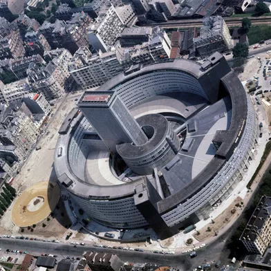 Vue aérienne de la Maison de la radio, conçue par l’architecte Henry Bernard pour accueillir la radio-télévision publique française, inaugurée le 14 décembre 1963.