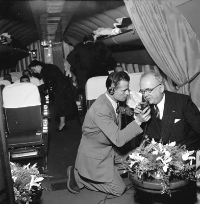 Le journaliste Raymond Marcillac interviewe le chef d’État Vincent Auriol dans l’avion présidentiel qui les ramène en France après une visite officielle au Canada, du 5 au 9 avril 1951.