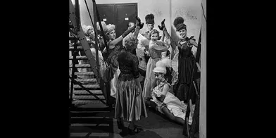 Un jour en France - 1954 – Line Renaud a préféré le Moulin Rouge à trois autres music-hall où elle a commencé son nouveau tour de chant. Ici dans les coulisses, entourée par les danseuses du Moulin.Retrouvez Paris Match Vintage surFacebook,TwitteretInstagram