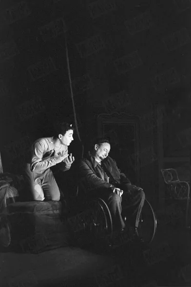 Pierre et Claude Brasseur, lors des répétitions de la pièce &quot;Un ange passe&quot; (écrite et mise en scène par Pierre Brasseur et interprétée par lui même et son fils Claude) au théâtre Les Célestins à Lyon, en janvier 1960.