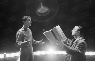 Pierre et Claude Brasseur, lors des répétitions de la pièce &quot;Un ange passe&quot; (écrite et mise en scène par Pierre Brasseur et interprétée par lui même et son fils Claude) au théâtre Les Célestins à Lyon, en janvier 1960.