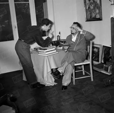 Pierre Brasseur joue &quot;Ornifle ou le courant d'air&quot; à la Comédie des Champs-Elysées, où son fils Claude lui rend visite, en novembre 1955.