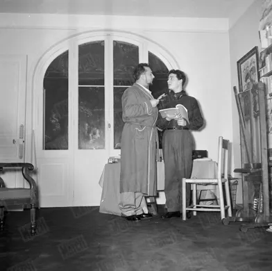 Pierre Brasseur joue &quot;Ornifle ou le courant d'air&quot; à la Comédie des Champs-Elysées, où son fils Claude lui rend visite, en novembre 1955.
