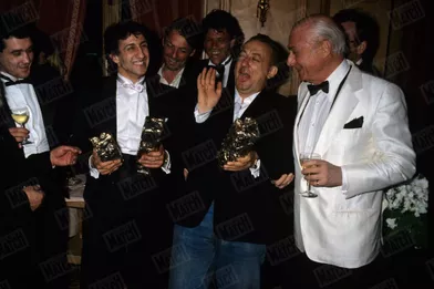 Coluche aux côtés de Richard Anconina pour célébrer la victoire de «Tchao Pantin» à la 9e édition des César, en 1984.