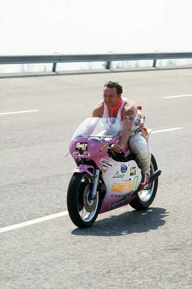 Coluche, le 29 septembre 1985, bat le record du monde de vitesse à moto au kilomètre lancé sur piste -252 km/h- à Nardò, dans la région des Pouilles, en Italie.