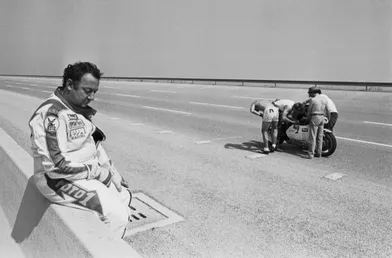 Coluche, le 29 septembre 1985, bat le record du monde de vitesse à moto au kilomètre lancé sur piste -252 km/h- à Nardò, dans la région des Pouilles, en Italie.