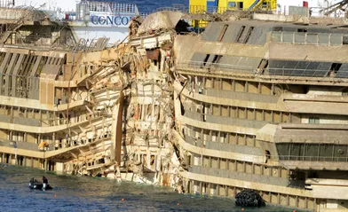 L'opération de renflouement du Costa Concordia, en septembre 2013.