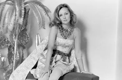 Caroline Cellier essaie un modèle de robe de Guy Laroche, en janvier 1981.