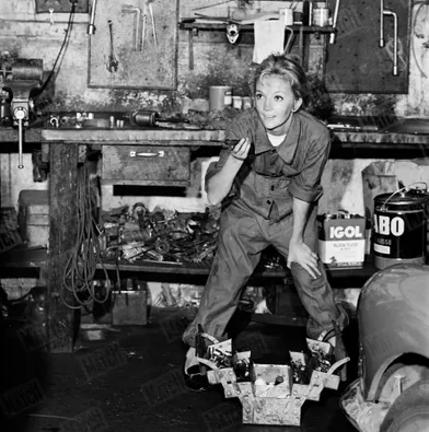 Caroline Cellier, travaillant dans le garage de son père, en octobre 1966.