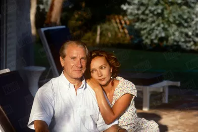Caroline Cellier avec son compagnon Jean Poiret en vacances dans leur maison près de Saint-Tropez, en juillet 1985.