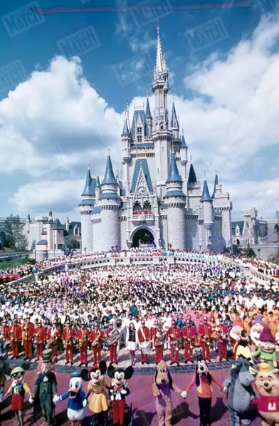 « Devant le château de Cendrillon, au cœur de la Floride, 1 500 figurants permanents : les personnages familiers de Disney » - Paris Match n°1174, 6 novembre 1971
