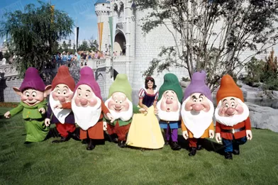 Blanche-Neige et les sept nains au parc Disney World, à Orlando en Floride, à son ouverture en octobre 1971.