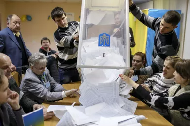 Les pro-européens peuvent sabler le champagne. Dimanche, lors des élections législatives en Ukraine, après une partie du dépouillement des bulletins, le courant conduit par Porochenko -qui comprend le parti Oudar de l'ancien champion de boxe Vitali Klitschko- a recueilli 21,69% des voix.Il se place devant le Front populaire du Premier ministre Arseni Iatseniouk (21,63%). Un autre parti pro-européen, Selfhelp, arrive en troisième position avec 10,30%.Ces résultats, s'ils sont confirmés (le comptage des bulletins est encore en cours), devraient assurer au chef de l'Etat ukrainien une majorité pro-occidentale à la Rada, le parlement ukrainien, afin de mettre en oeuvre les réformes promises. Le chef de l'Etat a remercié les électeurs pour avoir soutenu «une majorité démocratique, réformiste, pro-ukrainienne etpro-européenne». «La majorité des électeurs s'est prononcée en faveur des forces politiques qui soutiennent le plan de paix du président et la recherche d'une solution politique à la situation dans le Donbass», la région de l'est ukrainien contrôlée par les insurgés, a-t-il déclaré dans un communiqué.Le scrutin n'a pu être organisé dans les régions de l'Est contrôlées par les séparatistes pro-russes -qui ont fait savoir qu'ils organiseraient leurs propres élections début novembre- ni en Crimée, annexée en mars par la Russie. Ainsi,seuls 424 des 450 sièges de la Rada devraient être pourvus, les autres restant vacants.