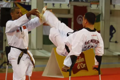 Ces athlètes handicapés marocains participent à une démonstration de Taekwondo lors de la clôture des Championnats d'Afrique à Tunis.