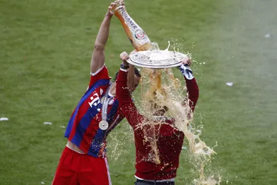Daniel Van Buyten douche son coach Josep Guardiola avec de la bière pour fêter le nouveau titre de champion d'Allemagne du Bayern Munich. 