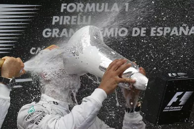 Lewis Hamilton, vainqueur du Grand Prix de Formule 1 d'Espagne, est généreusement arrosé de champagne par Nico Rosberg, arrivé second.