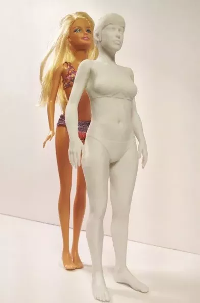 Et si Barbie avait des mensurations normales?