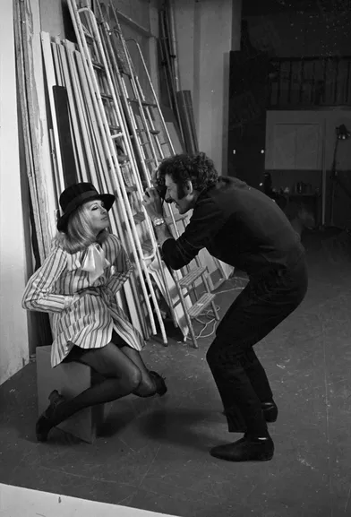 Faye Dunaway et Jerry Schatzberg à Paris, lors de la promotion de « Bonnie and Clyde » d’Arthur Penn, en février 1968.