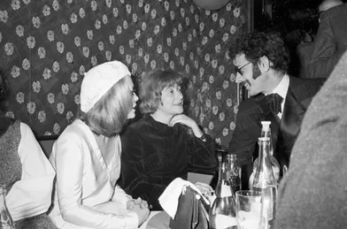 Faye Dunaway et Jerry Schatzberg en compagnie de Françoise Sagan, lors d’une soiréechez Régine pour la promotion de « Bonnie and Clyde » d’Arthur Penn, en février 1968.