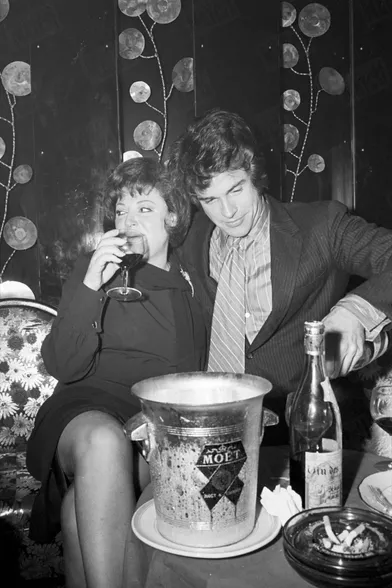 Warren Beatty avec Régine, lors d’une soirée pour la promotion de « Bonnie and Clyde » d’Arthur Penn, en février 1968.
