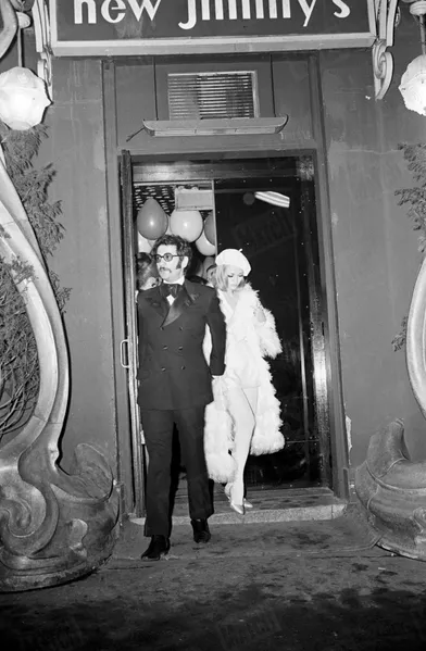 Faye Dunaway et Jerry Schatzberg, quittant la soirée donnée chez Régine pour la promotion de « Bonnie and Clyde » d’Arthur Penn, en février 1968.