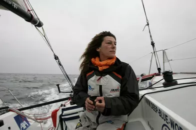 En octobre 2007,Florence Arthaud lors d'une séance d'entraînement à bord du monocoque «Deep Blue».