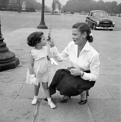 « Gene Tierney a fait faire à sa fille Tina (Christina, 3 ans en novembre) une grande promenade à Paris. » - Paris Match n°132, daté du 29 septembre 1951.