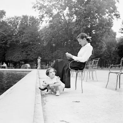 Gene Tierney et sa fille Tina posent pour Match lors d’une promenade dans Paris en septembre 1951.