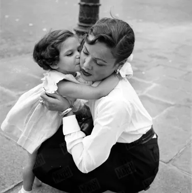 Gene Tierney et sa fille Tina posent pour Match lors d’une promenade dans Paris en septembre 1951.