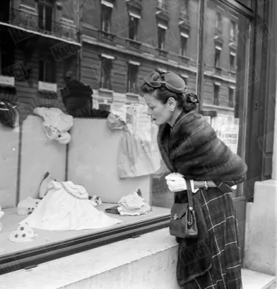 « Gene Tierney, le soir de son arrivée à Paris, s'est trouvée fort dépourvue quand on l'invita à sortir. Partie précipitamment pour la France, elle avait négligé de s'encombrer de bagages et dut courir dix couturiers pour découvrir la robe de ses rêves. » - Paris Match n°120, daté du 7 juillet 1951.