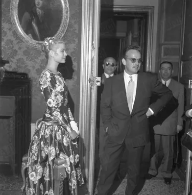Grace Kelly et Rainier III lors de leur rencontre au Palais Princier de Monaco, le 6 mai 1955.