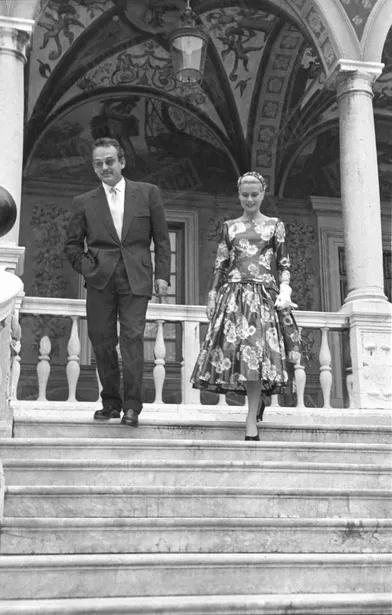 Grace Kelly et Rainier III lors de leur rencontre au Palais Princier de Monaco, le 6 mai 1955.