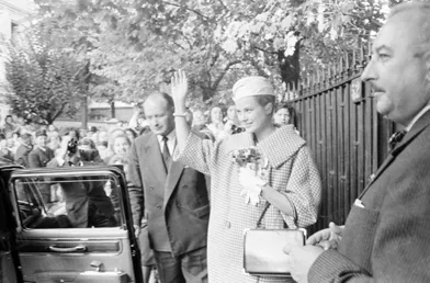 La Princesse Grace de Monaco, en visite à la crèche de la Compagnie des Chemins de fer de l'Ouest, dans la Cité aux Fleurs, dans le quartier des Épinettes, dans le XVIIe arrondissement, à Paris, en octobre 1959.