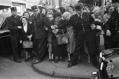 « Au quartier populaire des Epinettes, c'est l'accueil de Paris romanesque. Les femmes surtout veulent apercevoir la belle princesse qui est leur éternelle Cendrillon.» - Paris Match n°550, samedi 24 octobre 1959.