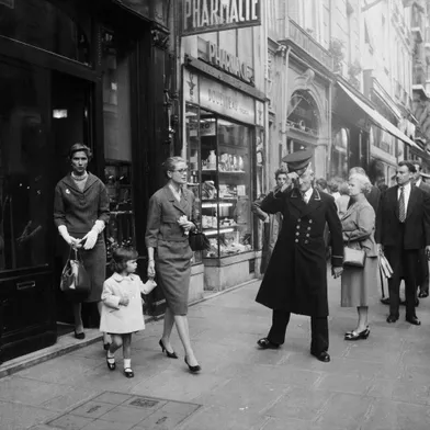 Grace de Monaco et sa fille Caroline en promenade dans Paris, en octobre 1959.