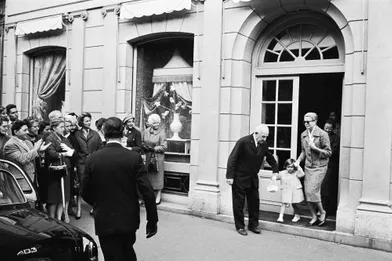 Grace de Monaco et sa fille Caroline font les boutiques, avenue George V à Paris, en octobre 1959.