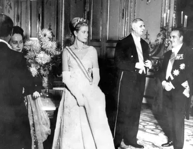 Grace de Monaco et le prince Rainier III de Monaco reçus par le président Charles de Gaulle, lors d'un grand gala au Palais del'Elysée,en octobre 1959.